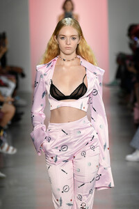 1848601428_LovePrettyRunwaySeptember2019NewYorkX63nzbisH0nx.thumb.jpg.263e5657aaeb67d41290d8f0daf5329b.jpg