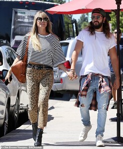 18486586-7464763-Party_time_On_Saturday_Heidi_Klum_46_and_her_husband_Tom_Kaulitz-m-4_1568501126204.jpg