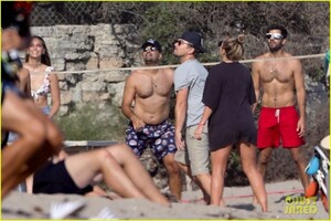 leonardo-dicaprio-beach-volleyball-camila-morrone-friends-64 - Copy.jpg