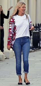 18529684-7468467-Here_she_comes_Kate_Moss_was_in_high_spirits_on_Sunday_afternoon-m-39_1568627192979.jpg