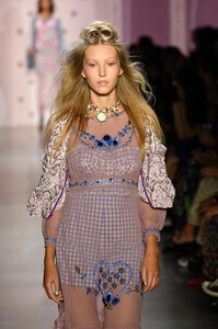 1855989857_AnnaSuiRunwaySeptember2019NewYorkFashionY3UwPKf2geYx.thumb.jpg.2fb347d774690df5e6897d26e323f923.jpg