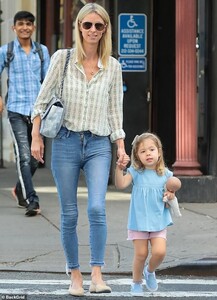 18589746-7474387-Posh_Her_feet_hit_the_pavement_in_a_pair_of_nude_flats_and_she_s-a-97_1568746606672.jpg