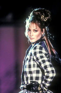 1859400327_GianniVersace1992HauteCouture11.thumb.jpg.dc0d5cc90430ec77c3c24ad6ae5954a7.jpg