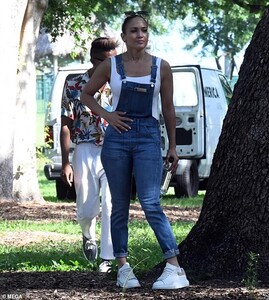 18645502-7479439-Summer_look_J_Lo_served_a_cute_summer_look_sporting_a_pair_of_fi-a-186_1568853979989.jpg