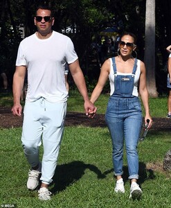 18645510-7479439-Family_outing_Jennifer_Lopez_and_Alex_Rodriguez_joined_ex_Marc_A-a-184_1568853979870.jpg