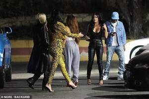 18660708-7481089-Making_the_most_of_it_Scott_Disick_s_girlfriend_Sofia_continued_-a-24_1568887999440.thumb.jpg.d6a2aec51fb7e1760a3def6785af7b2a.jpg