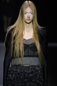 1867544940_VeraWangRunwaySeptember2019NewYorkFashion117Qm7ee9Ecx.thumb.jpg.d184d3d7e694f1fb3460dad1dd698527.jpg