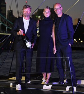 18694508-7483945-Smile_Poppy_looked_chic_in_a_navy_midi_dress_with_buttoned_up_de-m-178_1568935727226.jpg
