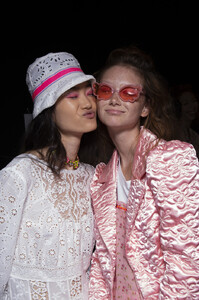 1873792836_AnnaSuiSpring2020BackstageagJjwN7VEsCx(1).thumb.jpg.1d87b4b947f60003c012f76b1bde2e90.jpg