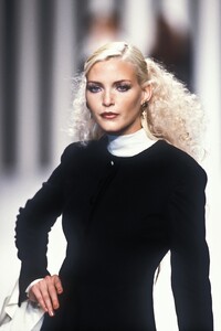 1875529088_Valentino1994WomenRTW76.thumb.jpg.aa43c7dd5a07ced160a8c9dff4f1fe31.jpg