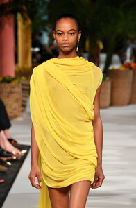 1883439015_OscardelaRentaRunwaySeptember2019NewdWVpzEWjUPjx.thumb.jpg.fae6ffaa5bbd1f53c344425310168c6a.jpg