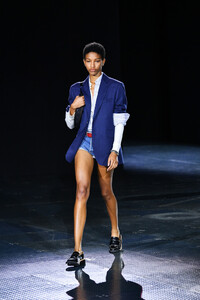1887391315_RagBoneRunwaySeptember2019NewYorkFashionmIVyZB_fY3Zx.thumb.jpg.1c22b9c6fa8e895470693e0fbf4d64c4.jpg