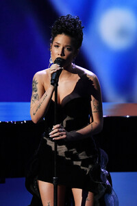 Halsey+71st+Emmy+Awards+Show+mhKmAU_6fT9x.jpg