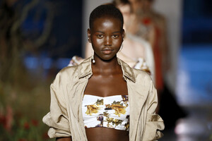 189299020_JasonWuCollectionRunwaySeptember2019lpSZxbru0Aix.thumb.jpg.43cacdd42a468e5e3f62da233fb71ec1.jpg
