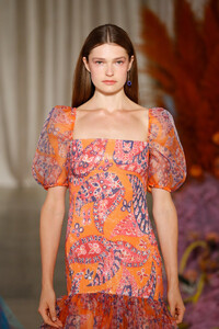 1895431763_StaudRunwaySeptember2019NewYorkFashionYHXQHZ6OnR4x.thumb.jpg.911ede241d2dacff4f241552fb8a3d54.jpg