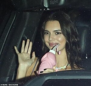 18957292-7507145-Cheeky_The_Keeping_Up_With_The_Kardashians_star_23_could_not_con-m-59_1569491314228.jpg