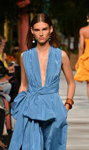 1898912646_OscardelaRentaRunwaySeptember2019NewP0eE-i549iZx.thumb.jpg.3bf5136c41f626fe1cccff81089176f3.jpg