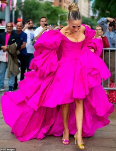 18989366-7510239-Playful_One_shoe_was_in_a_matching_shade_of_pink_and_the_other_i-m-46_1569544258718.jpg