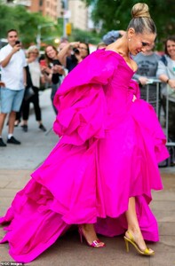 18989370-7510239-Having_fun_with_fashion_A_standout_element_to_SJP_s_ensemble_wer-m-45_1569544206627.jpg