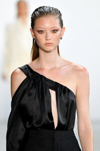 1900953892_CongTriRunwaySeptember2019NewYorkFashionGFkUO1_XxOUx.thumb.jpg.b11024ba1e1a5d4558f83e53987f1487.jpg