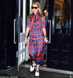 19044682-7515253-Celebrations_Gwyneth_Paltrow_stepped_out_in_New_York_on_Friday_t-m-13_1569681431069.jpg