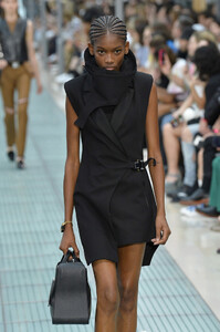 1913587563_AlyxRunwayParisFashionWeekMenswearSpringcDPhUUx0PtFx.thumb.jpg.821cb68dcb98bfb8a0b445be1c6e7ec2.jpg