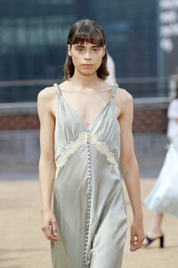 191832803_JonathanSimkhaiRunwaySeptember2019NewOZfvq-akPSkx.thumb.jpg.bcfe5f40af15f9cb46a4926a1eae2f4d.jpg