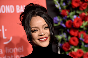 Rihanna+Rihanna+5th+Annual+Diamond+Ball+LWdBYsPScD5x.jpg