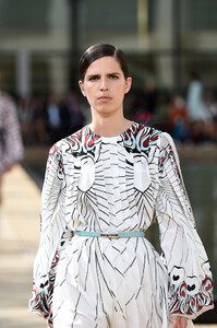 1923690052_LongchampSS20RunwayShowAccessoriesDetailsCTGIgyBucFUx.thumb.jpg.c7c3ff4ab30cccf4eb22c776cb9e4237.jpg