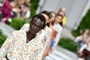 1925443666_ToryBurchNYFWSS20RunwaysXQrNAWceK_x.thumb.jpg.1ca6a23cac168c86e2e2fd9ff77b7870.jpg