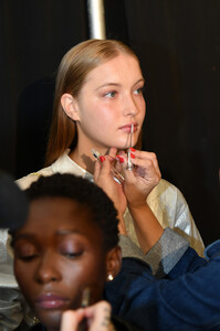 1938299066_StaudBackstageSeptember2019NewYorkFashionSM6afJSyCJIx.thumb.jpg.12e280935ff991b430b85138618fc9b2.jpg