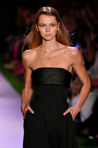 1952633270_BrandonMaxwellRunwaySeptember2019NewvPIm9L0a2fvx.thumb.jpg.ebd756f87955fa295749620840057c19.jpg