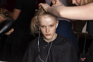 1962292847_TomFordSpring2020BackstageLb6DTRIxDvLx.thumb.jpg.0dc85cb078ba2a2aeaefa9111a09ab19.jpg