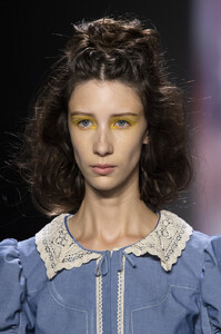 1963943368_AnnaSuiSpring2020DetailstMWFax7Ogllx.thumb.jpg.17b385df9a7b98e2c058feaa88bd1e7a.jpg