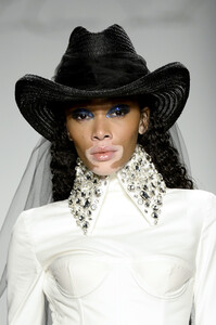 Winnie+Harlow+Laquan+Smith+Runway+September+TIJXXXScTafx.jpg