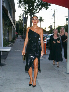 Nicole+Scherzinger+outside+Craig+Restaurant+2mjJ46oA0_Rx.jpg