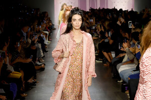 1978008135_AnnaSuiRunwaySeptember2019NewYorkFashion2QTeR8QBxqKx.thumb.jpg.26630845c0d90c9998c842eb8b4c9d3b.jpg