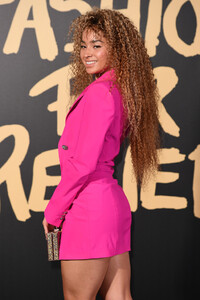 Ella+Eyre+Red+Carpet+Arrivals+Fashion+Relief+E_zS_JTbnzTx.jpg