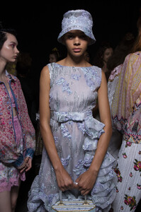 1982201844_AnnaSuiSpring2020BackstageWHfH_wACPCOx.thumb.jpg.4274e459d382e8ebfcd9af4281a148cf.jpg