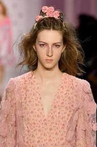 1983904001_AnnaSuiRunwaySeptember2019NewYorkFashionXat5aYwxa1tx.thumb.jpg.fdeba03b6346dcc8e3af910024e725d8.jpg