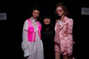 1983928952_anna-sui-bks-g-rs20-0384(1).thumb.jpg.e9d309f53d4d3fe4522042df8b5d8adb.jpg