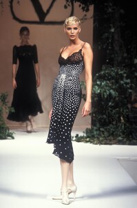 1986265958_Valentino1994HauteCouture45.thumb.jpg.5572b000ee4627188eb84b0ca0ba6156.jpg