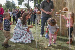 Kate+Middleton+Duchess+Cambridge+Attends+Back+up6qa9lxjHzx.jpg