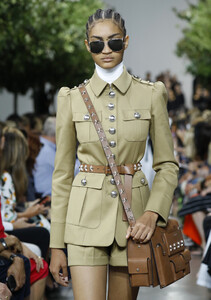 1997199909_MichaelKorsCollectionSpring2020Runwayr8SQwlHUVOxx.thumb.jpg.0f78caa4f066c34a8aadda328e01ffe0.jpg