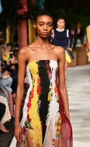 2011435253_OscardelaRentaRunwaySeptember2019NewmUCYyXc6x5-x.thumb.jpg.b8c54f7d62d212d53017e79e2cc02b93.jpg