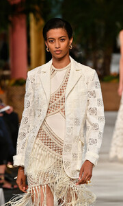 2012771190_OscardelaRentaRunwaySeptember2019NewaKwzWnLW_hEx.thumb.jpg.0e9c43c8aa08ac7718840a7a064116a7.jpg