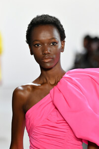 2016457996_CongTriRunwaySeptember2019NewYorkFashionNsf99rerw6jx.thumb.jpg.617045d811753a7db70cdc331618443c.jpg