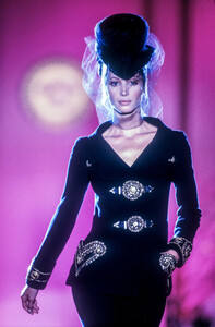 2018723828_GianniVersace1992HauteCouture1.thumb.jpg.5056ee658cb551537e58c4898a752635.jpg