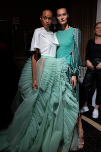 202778620_siriano-bks-g-rs20-0951(1).thumb.jpg.d5065a179a23006af15d32d8f67613eb.jpg