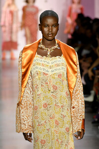 2028156844_AnnaSuiRunwaySeptember2019NewYorkFashionryNzwglI05_x.thumb.jpg.b4177697cc24c2f78838f1ec35de76ed.jpg